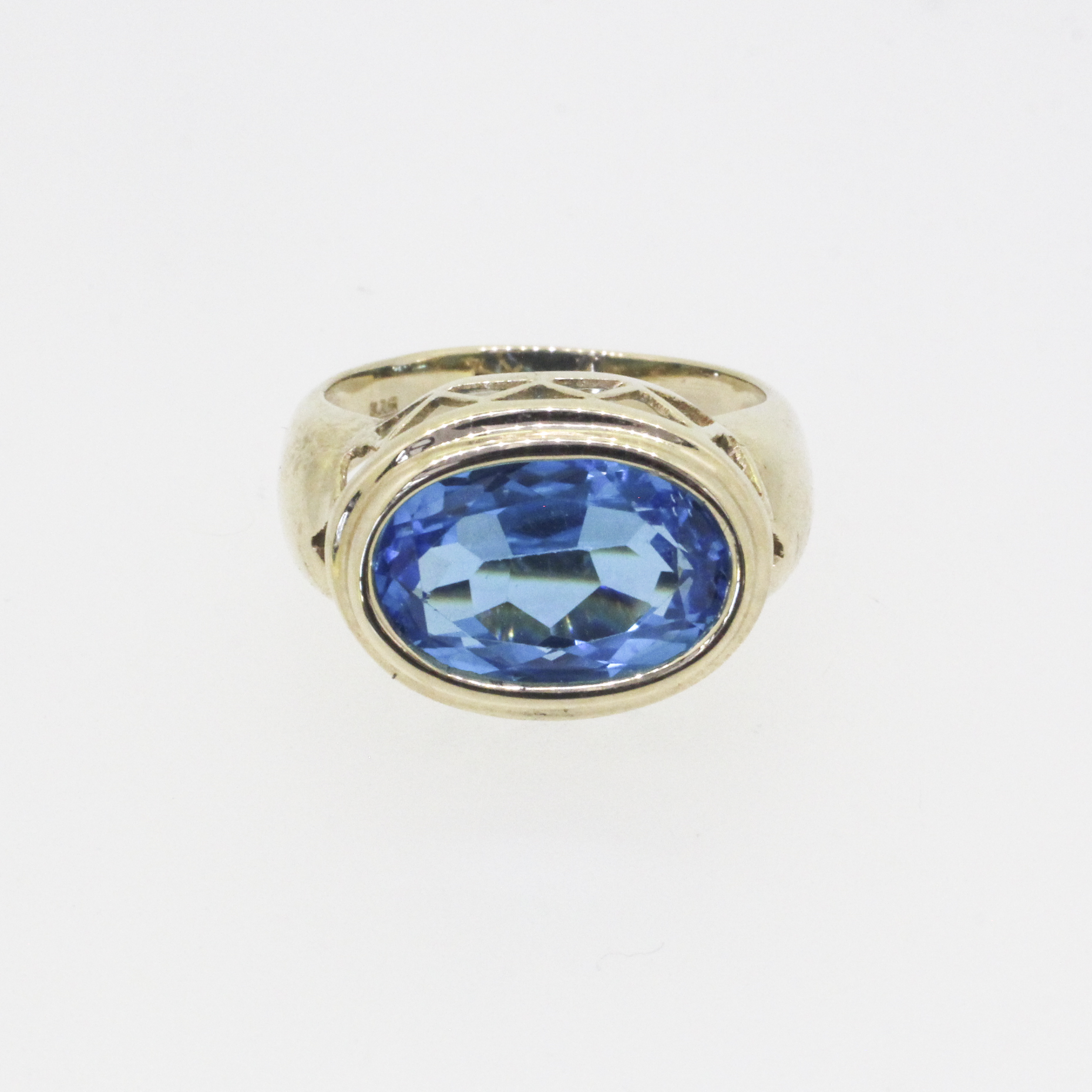 411. · Topaz Ring 5.86g