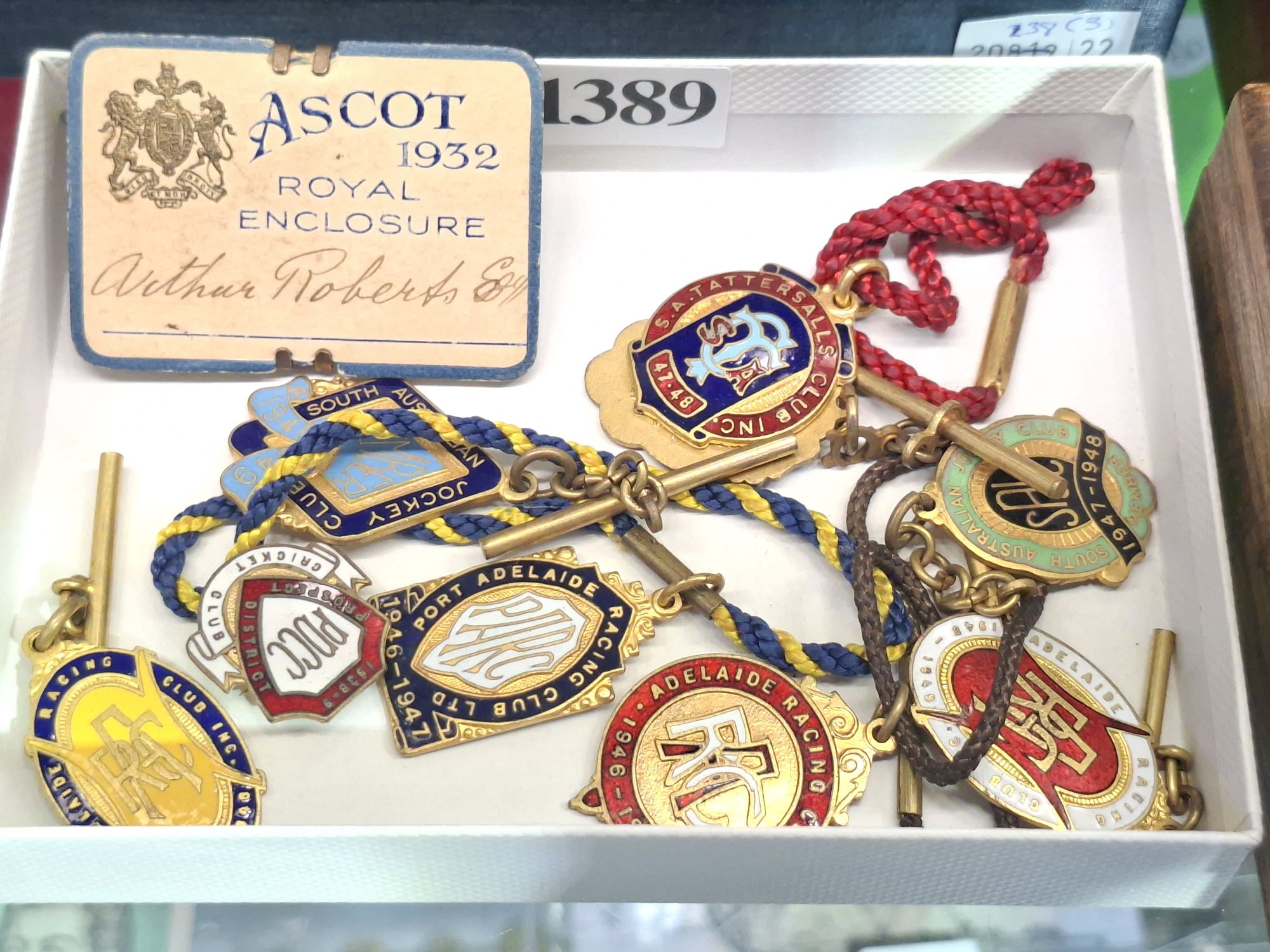 1389 · ENAMEL BADGES/MEDALS