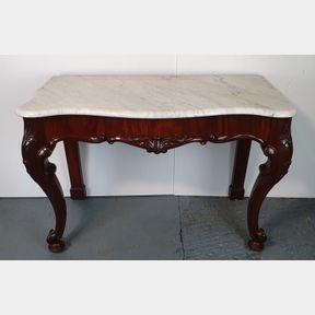A GOOD QUALITY 19TH CENTURY SERPENTINE SHAPED MARBLE TOPPED MAHOGANY CONSOLE / HALL TABLE, with a single drawe