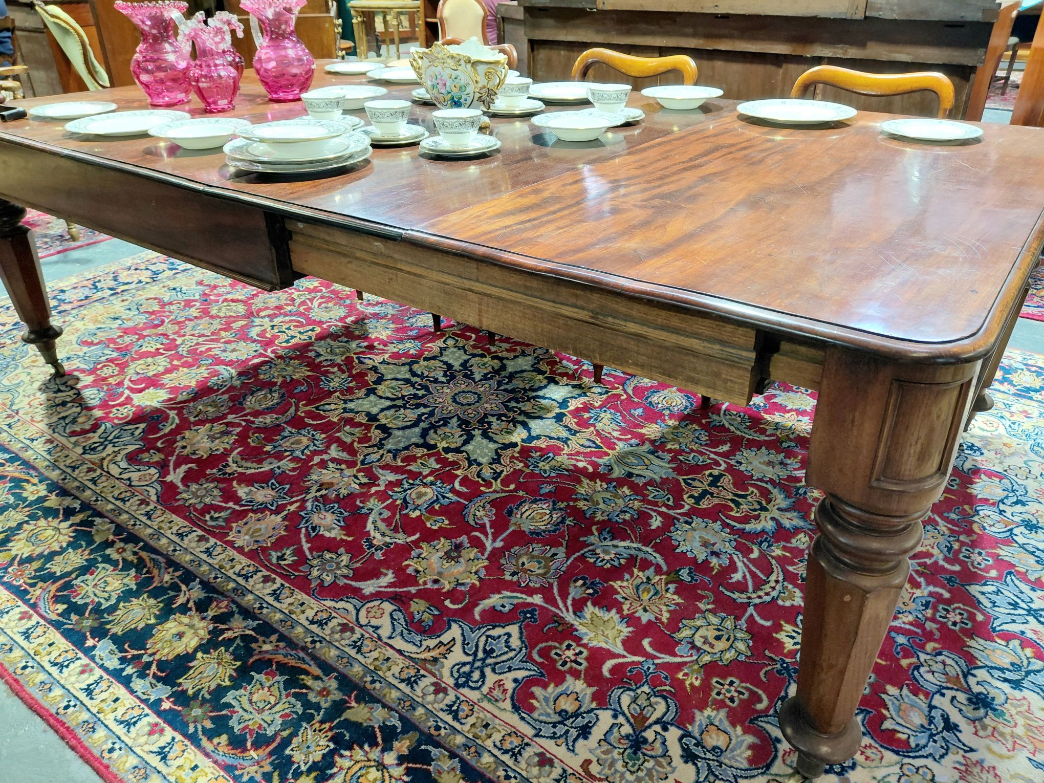 561 · ANTIQUE MAHOGANY DINING TABLE