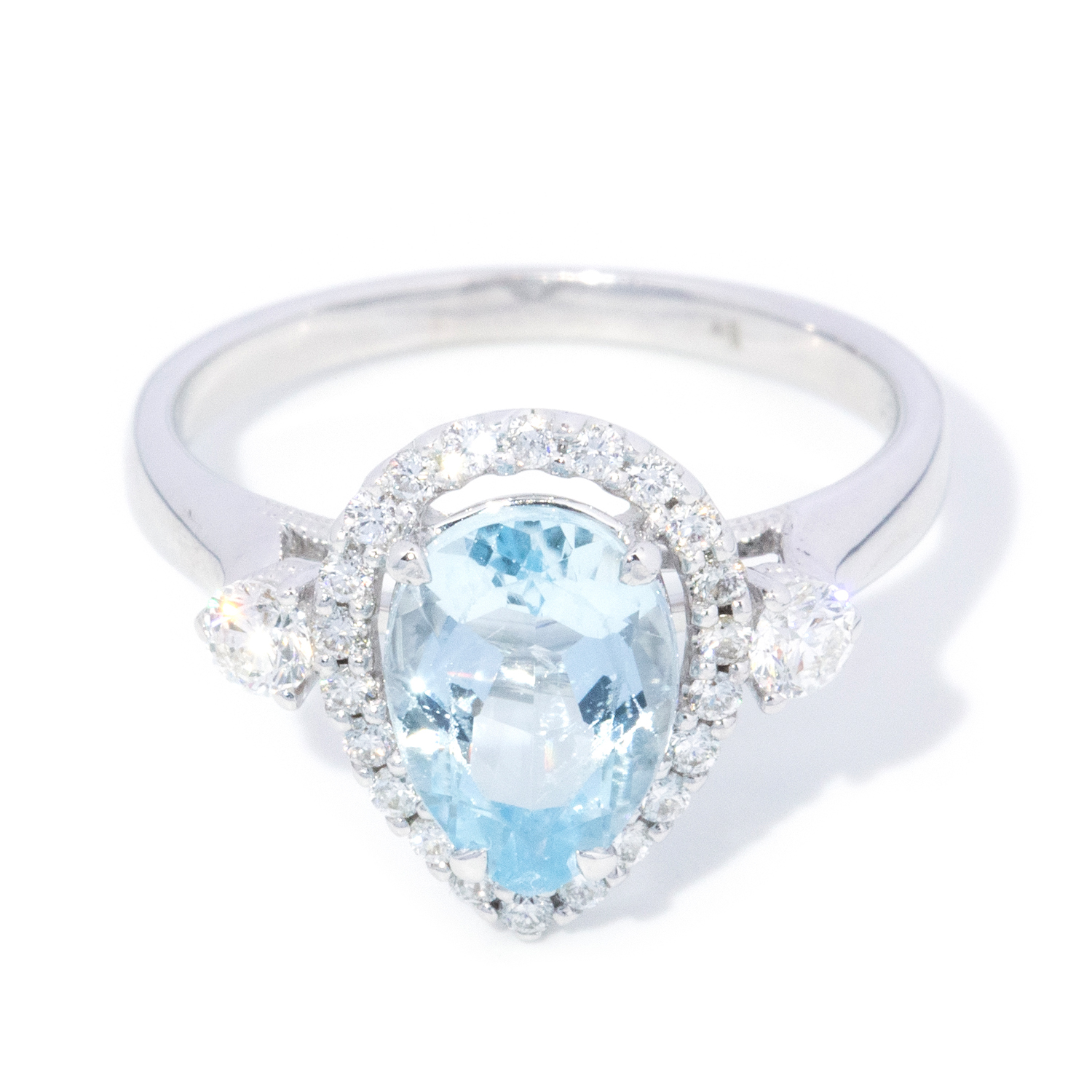 18 carat white gold aquamarine ring