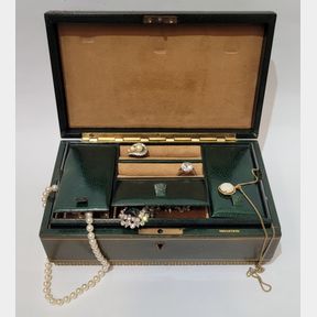 A VINTAGE TIFFANY & CO LEATHER JEWELLERY BOX / CASE, with key, covered in green leather with gilt tooled decor