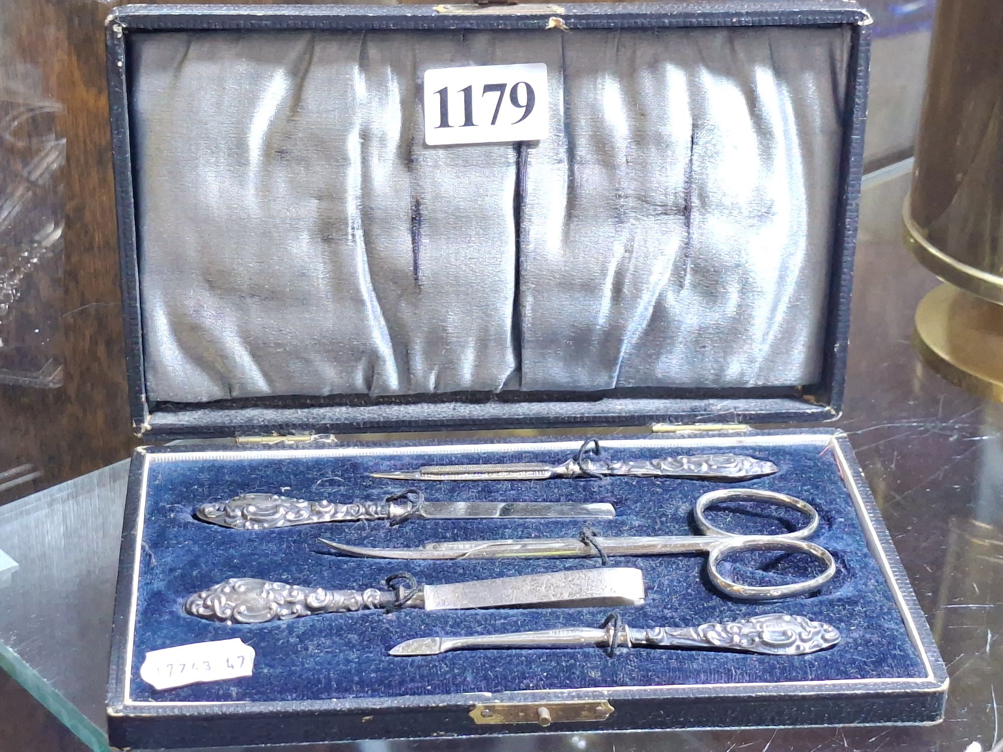 1179 · STERLING SILVER VANITY SET
