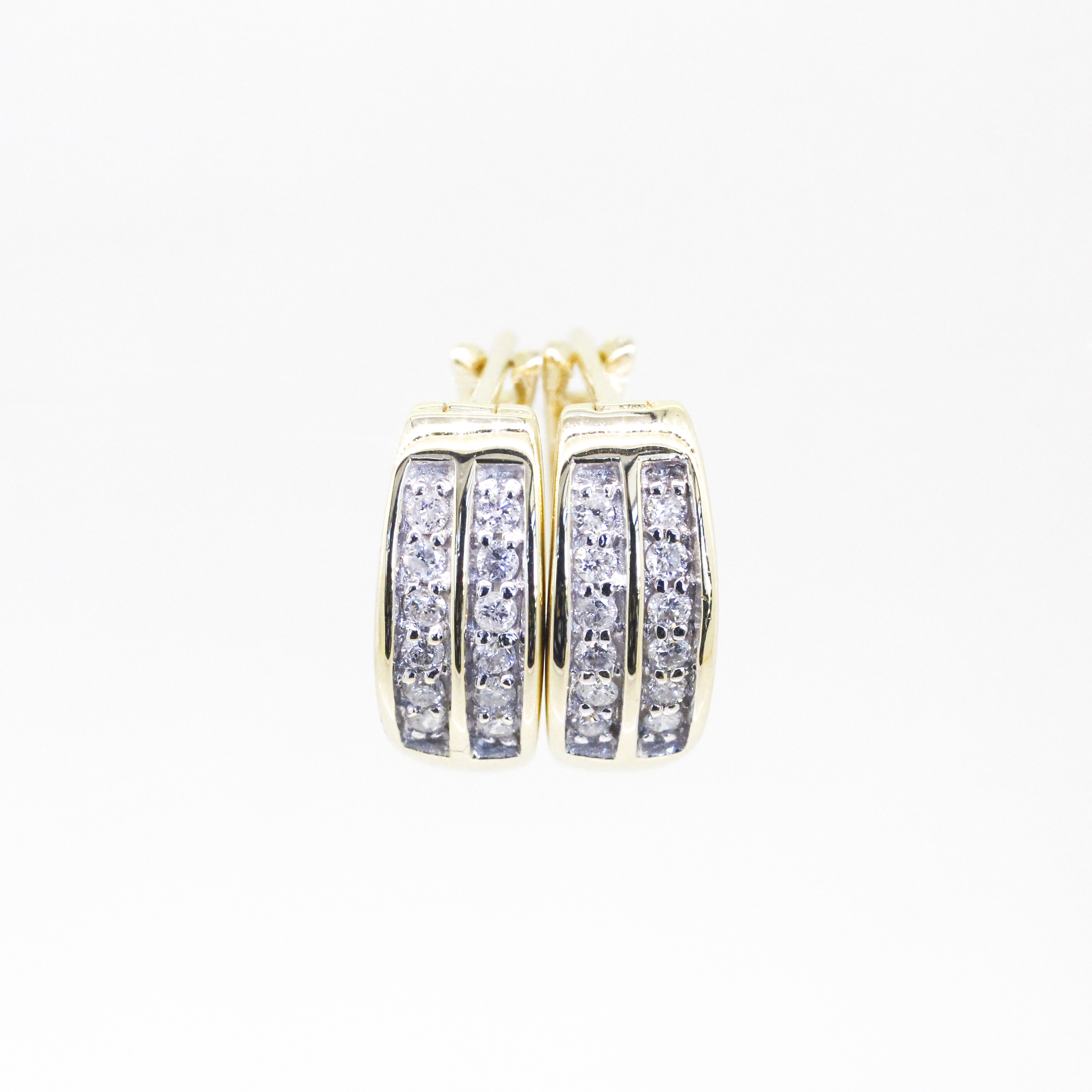 279. · Diamond Earrings 2.97g