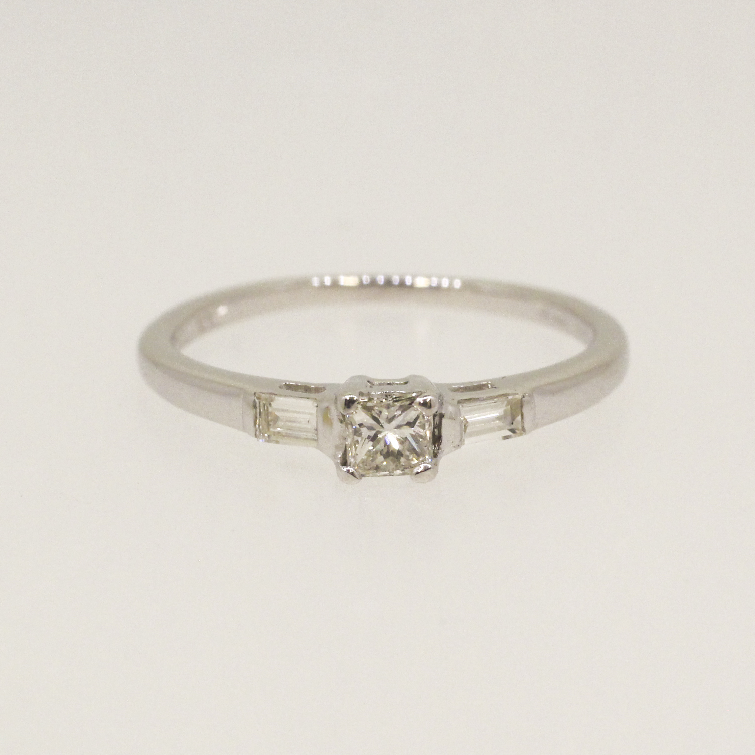 444. · 0.27ct Diamond Ring 1.95g