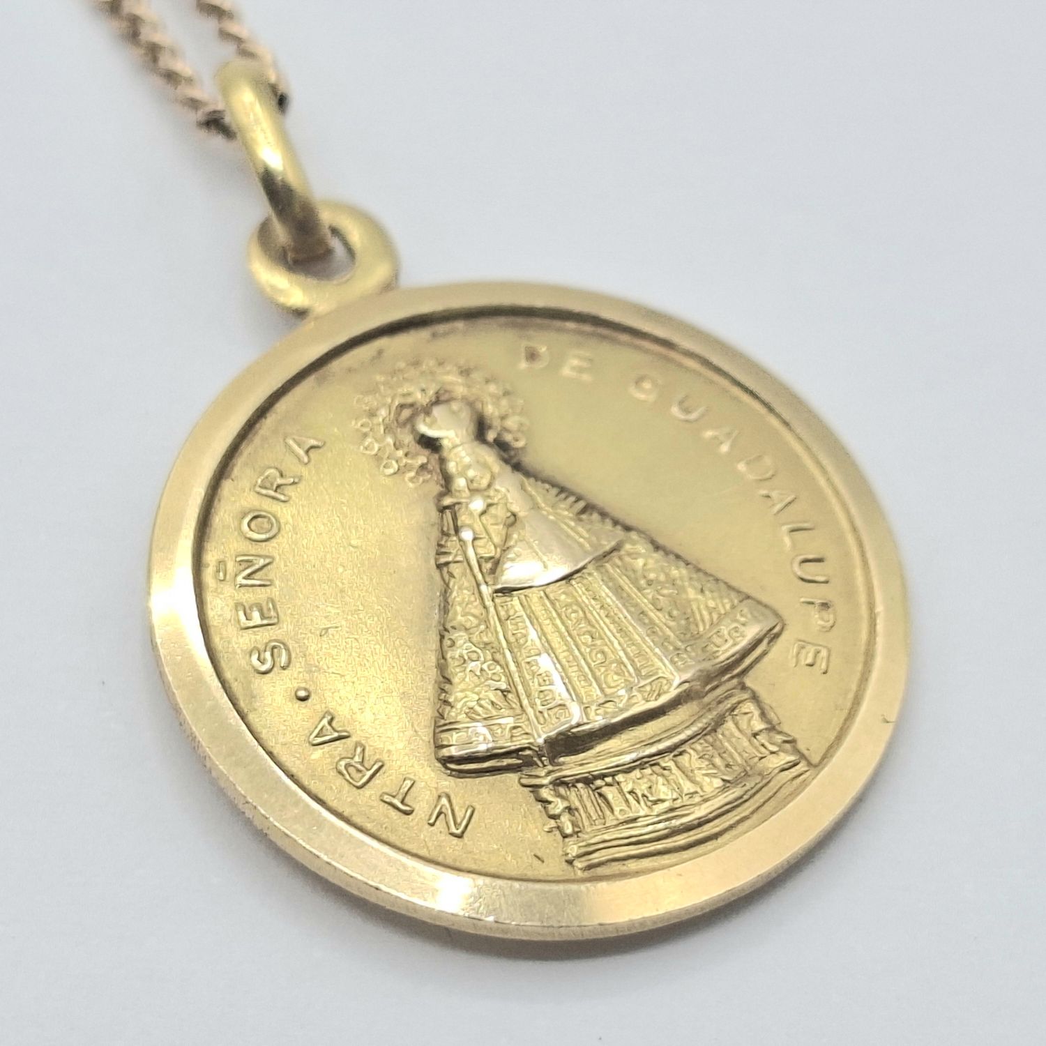 227 · 18CT RELIGIOUS PENDANT ON CHAIN
