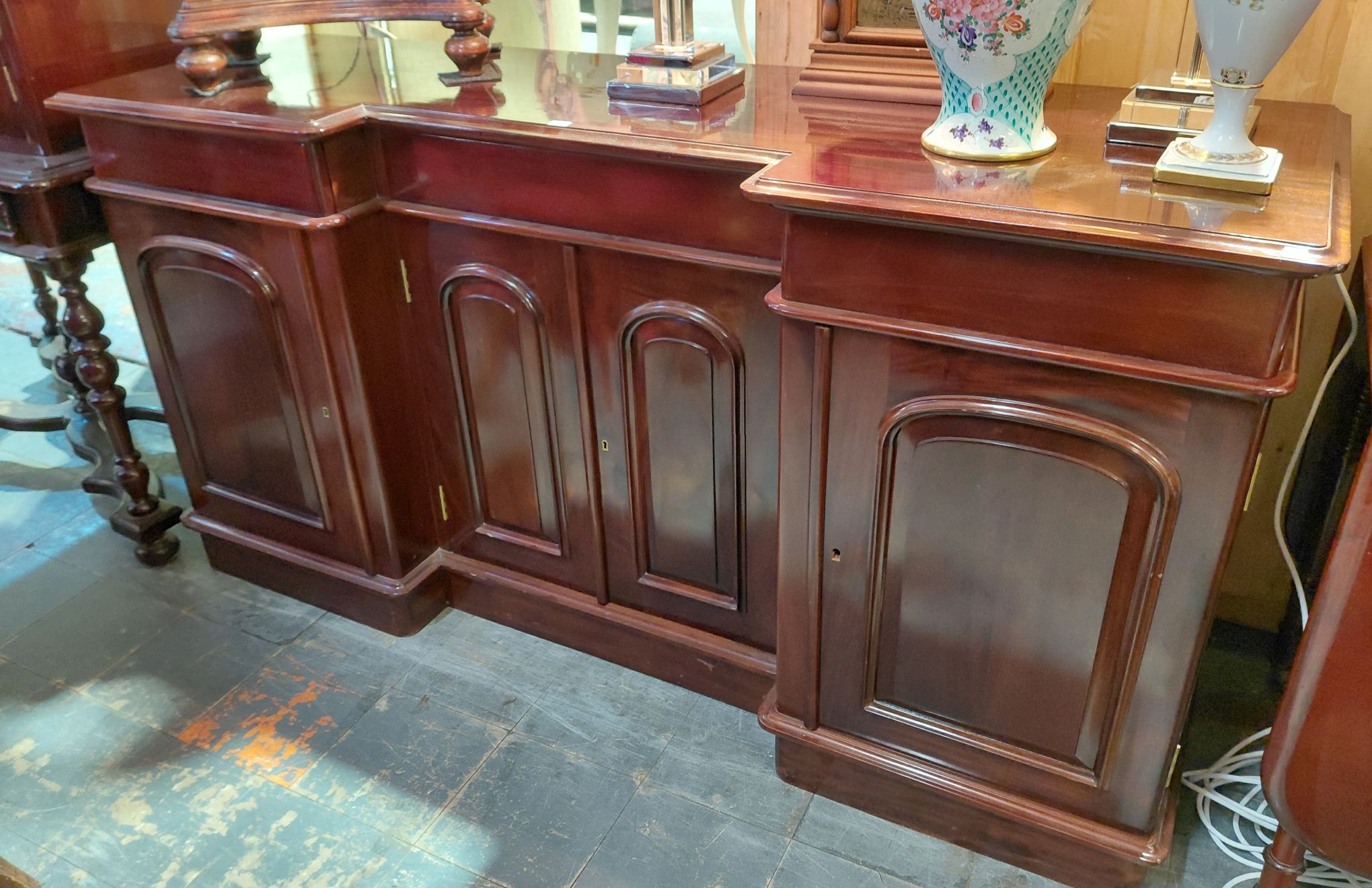 133 · LARGE MAHOGANY BREAKFRONT SIDEBOARD