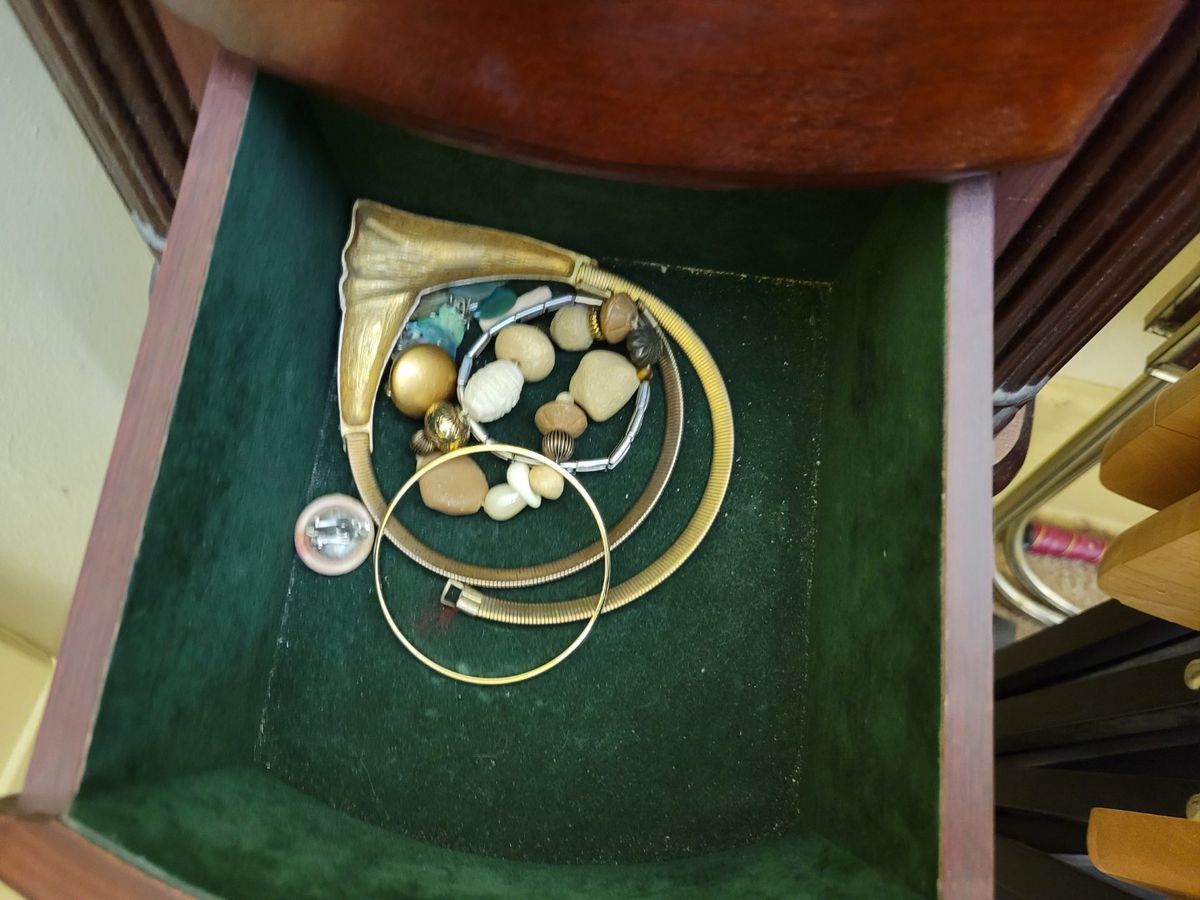 Contents of the jewelry chest Midwest Auctions, LLC