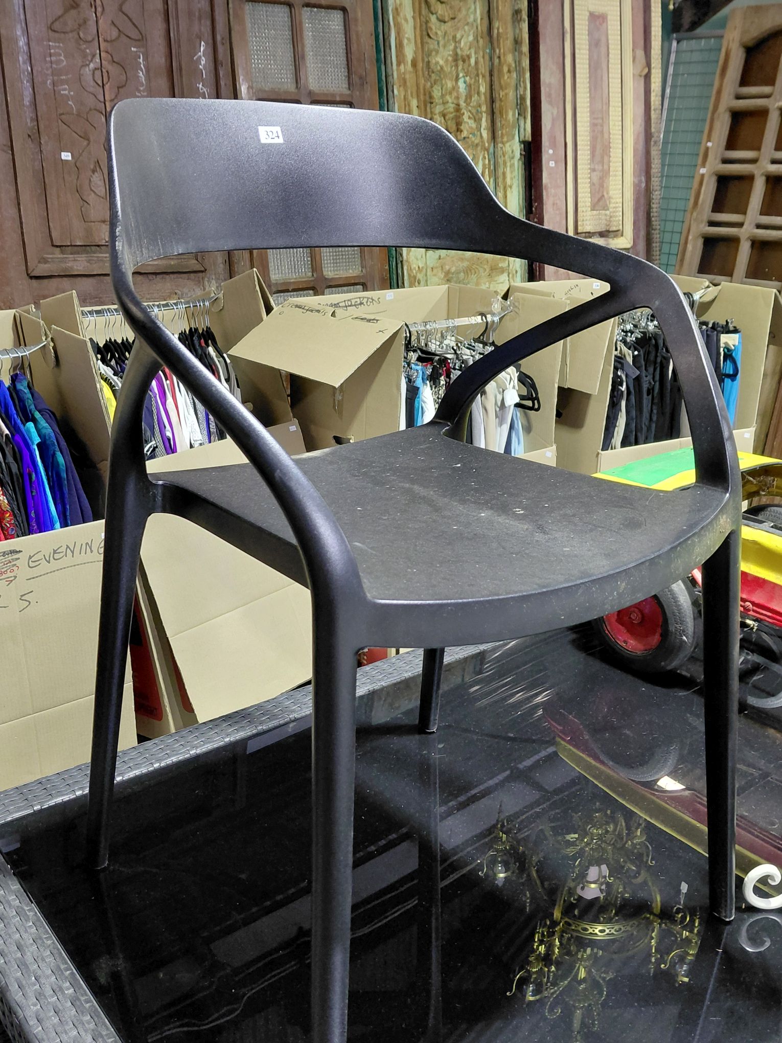 324 · STYLISH OUTDOOR CHAIR