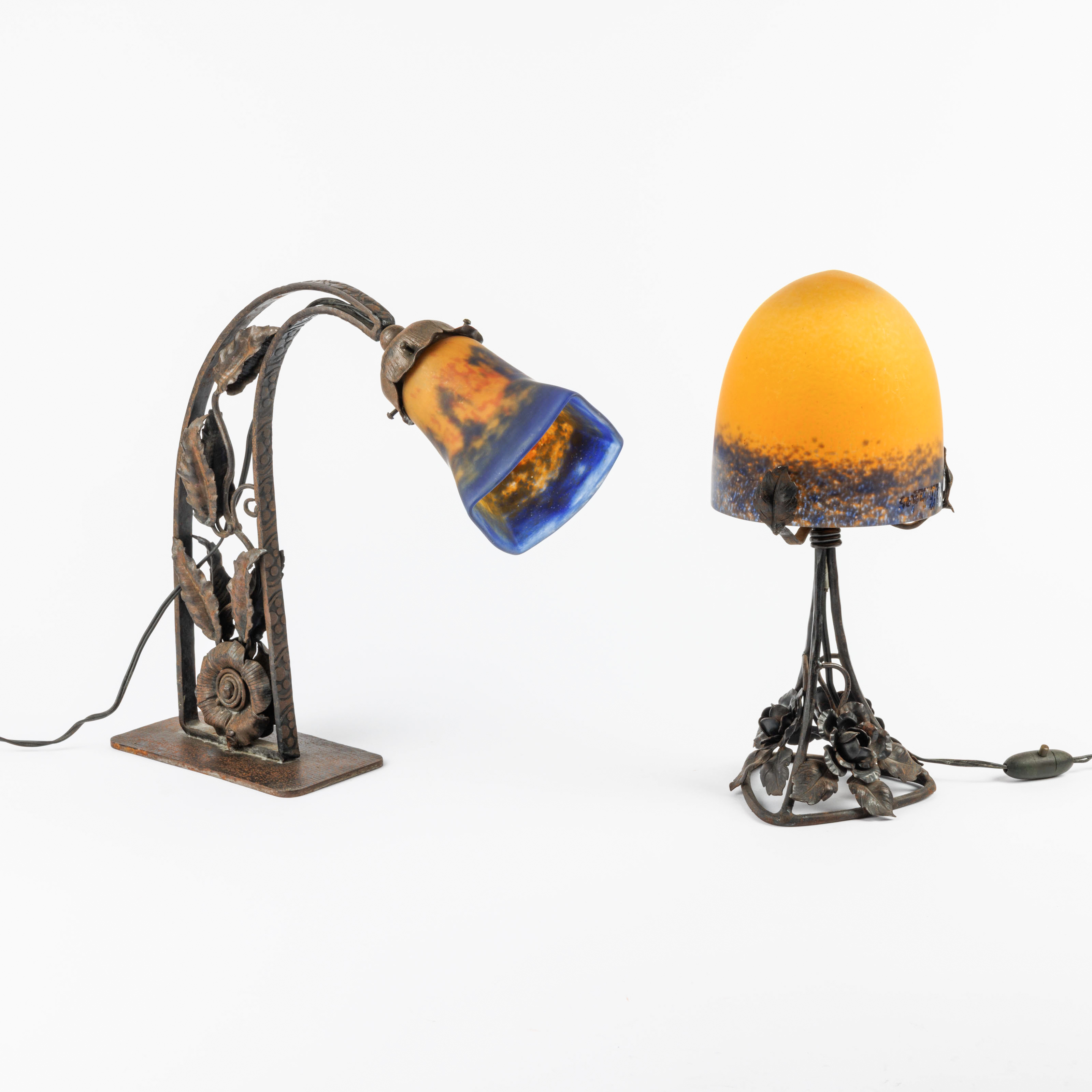 A pair of Art Nouveau table lamps. Wrought iron base with floral motifs – kavel bij Bernaerts, Antwerp