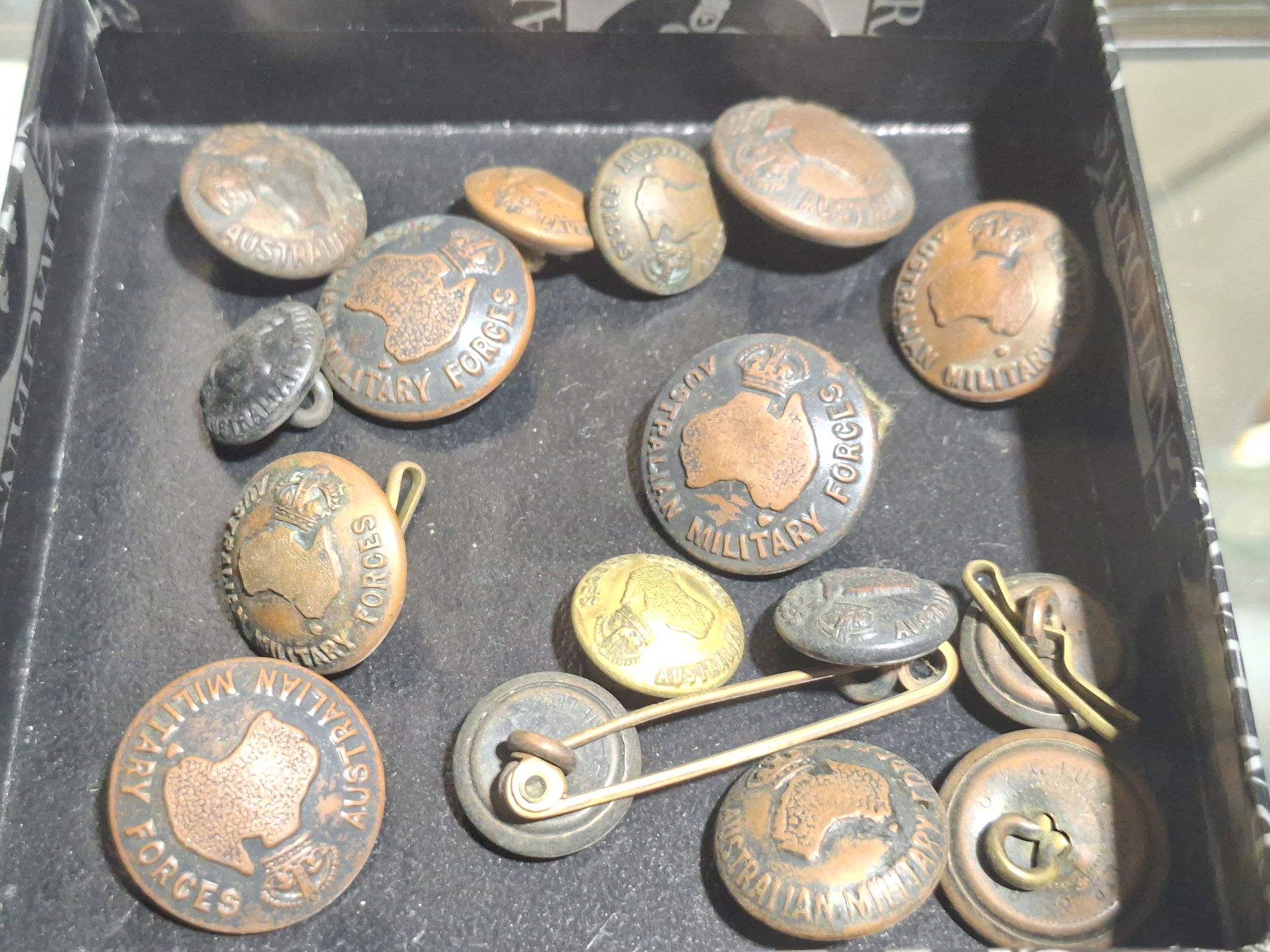 COLLECTION OF AUSTRALIAN MILITARY FORCES BUTTON