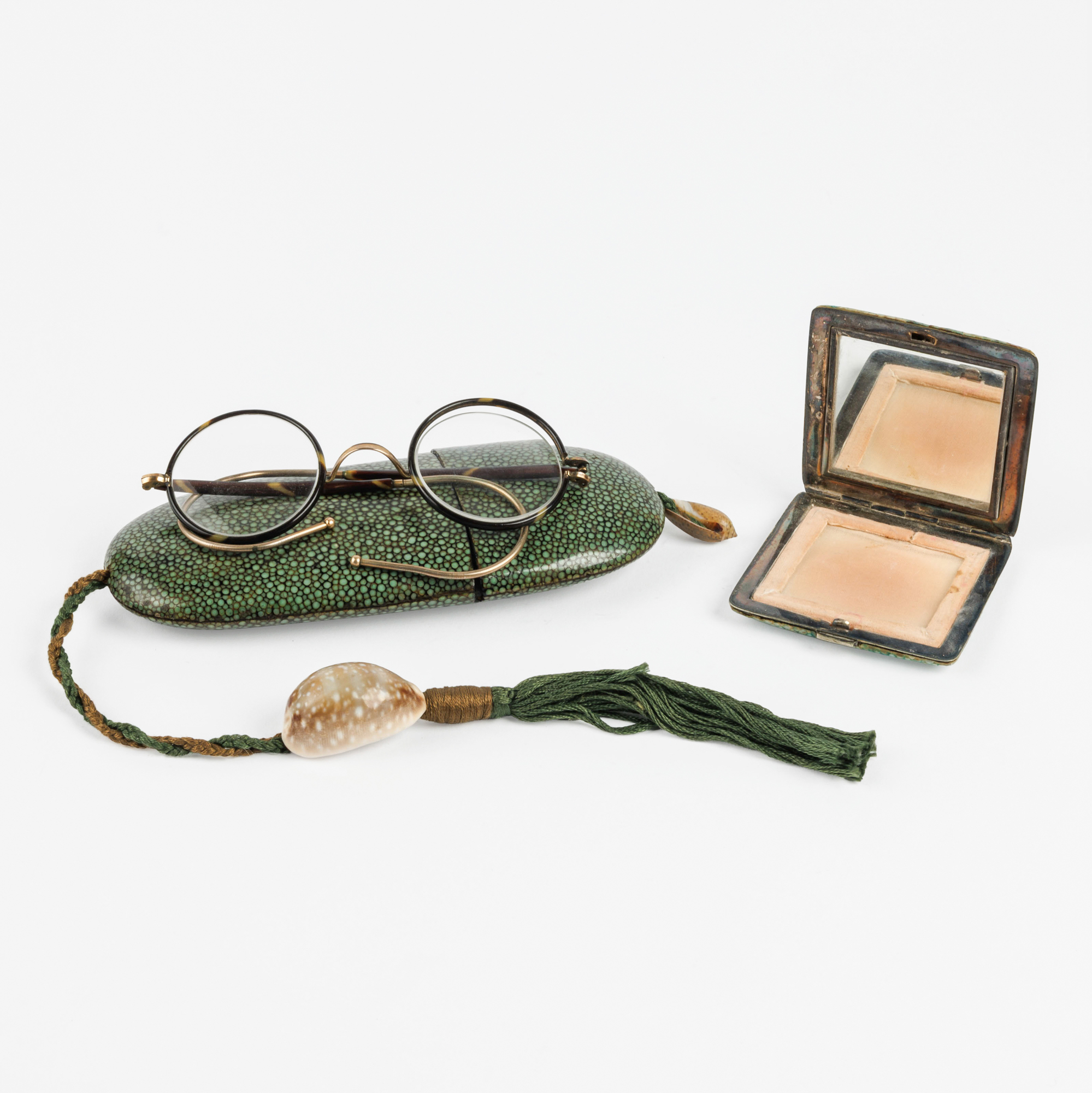 Two shagreen Art Deco pieces. 1. Chinese spectacle case with spectacles – kavel bij Bernaerts, Antwerp
