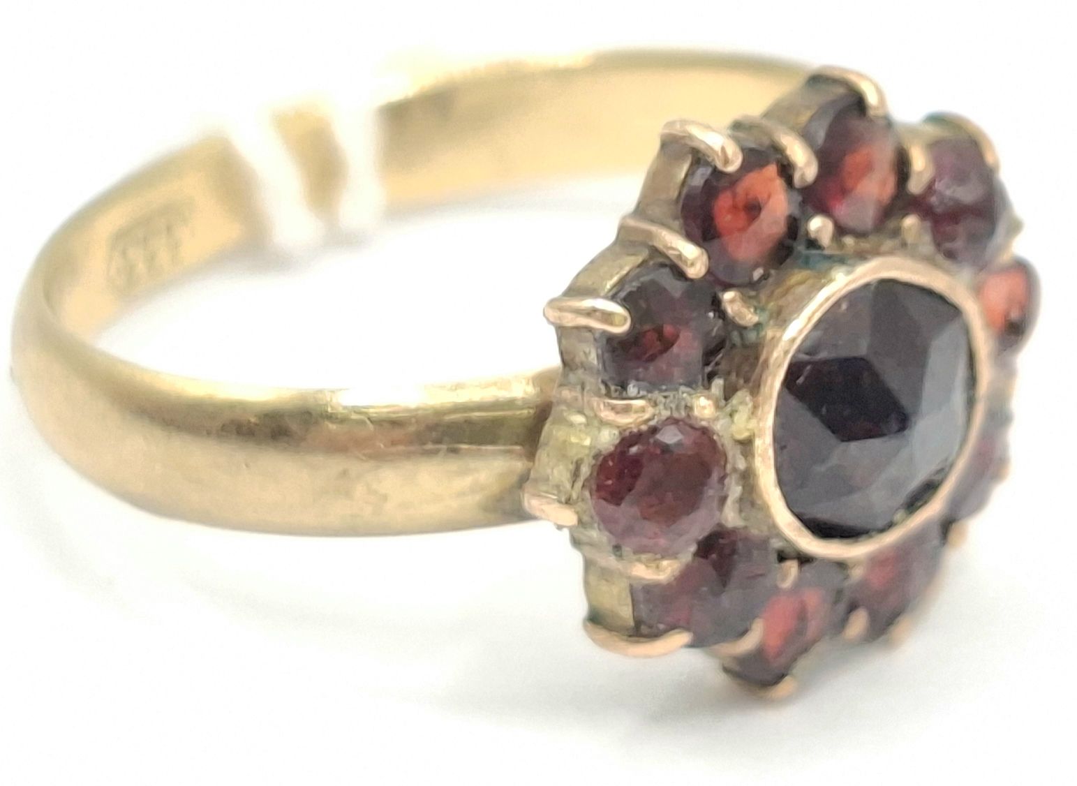 1084 · 8CT GOLD GOLD GARNET RING