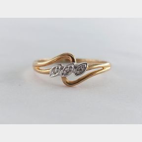 3 ROUND DIAMONDS IN YELLOW GOLD RING
