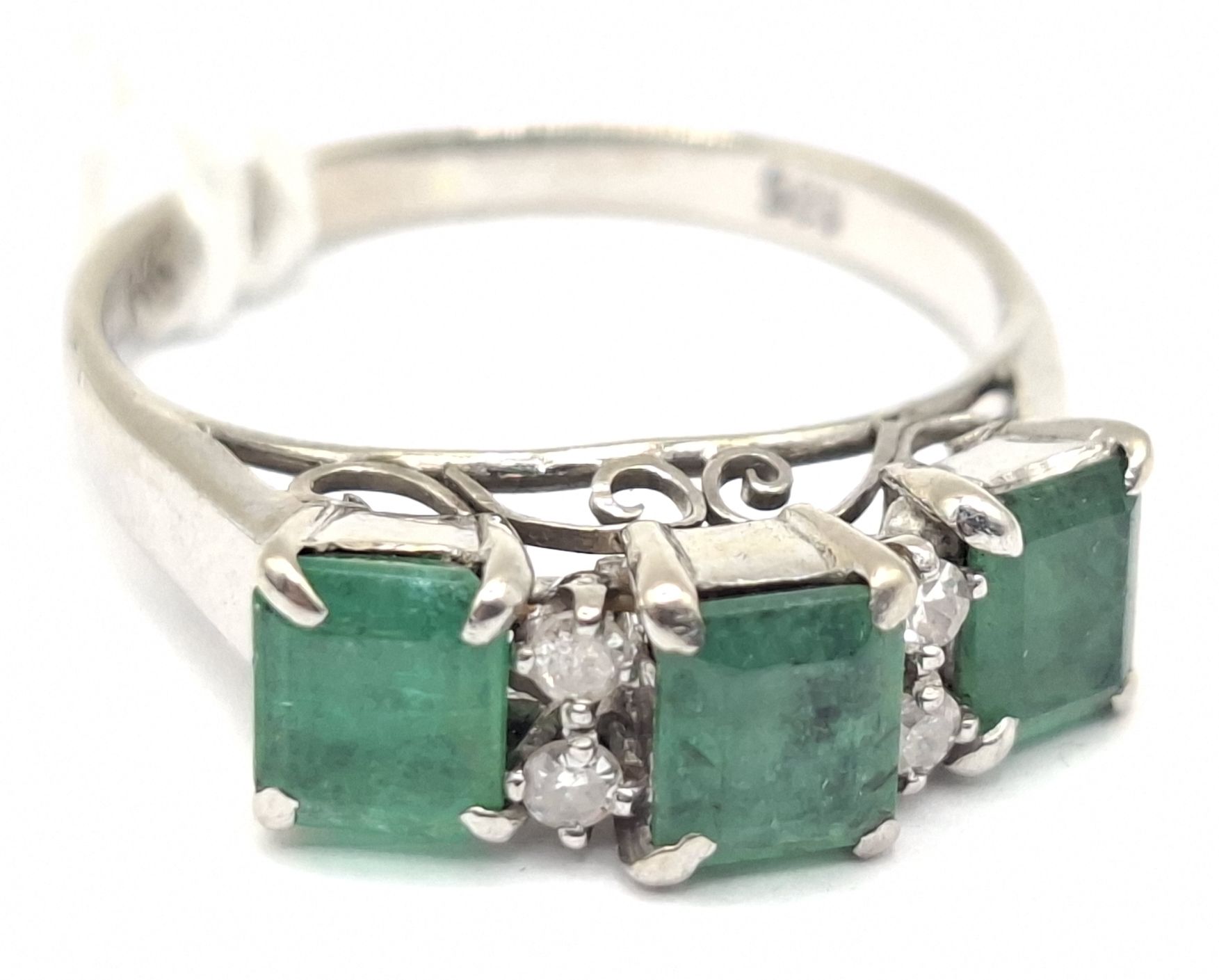 1163 · EMERALD AND DIAMOND RING