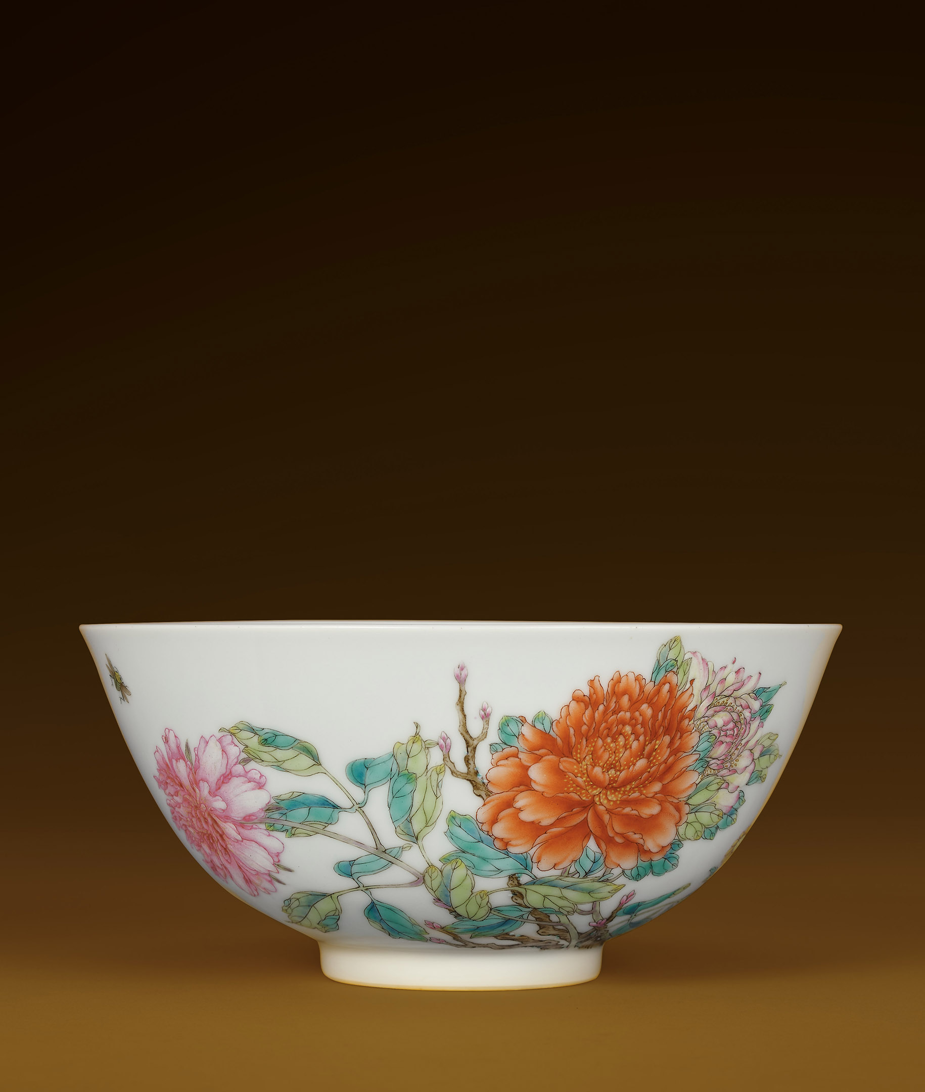 清雍正粉彩牡丹蜜蜂紋碗| 宇珍國際藝術| Yu Jen Taipei