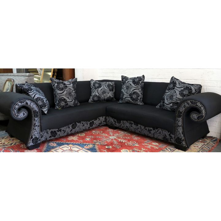 UPHOLSTERED L-SHAPED LOUNGE SUITE,