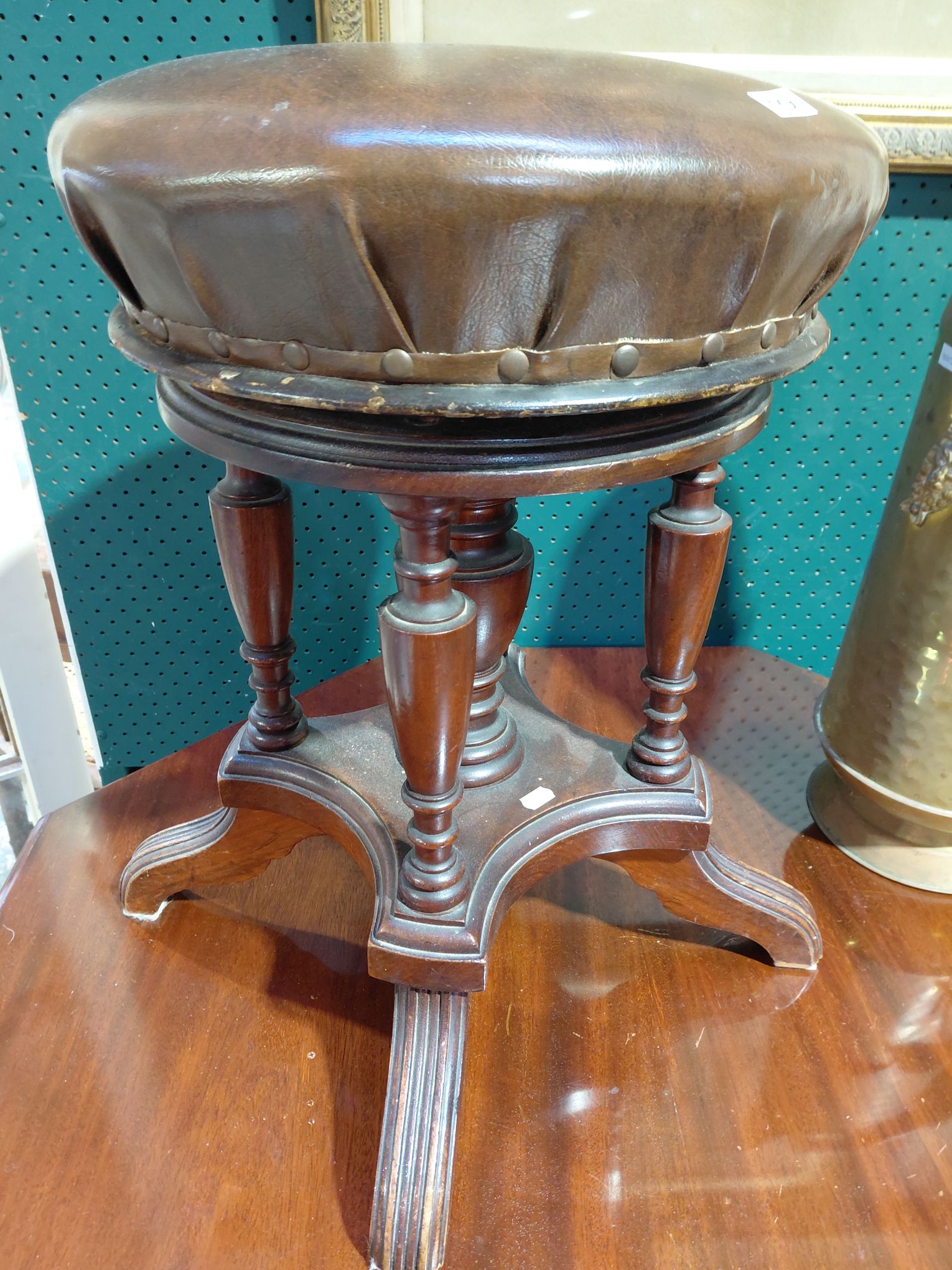 19THC SWIVELLING STOOL