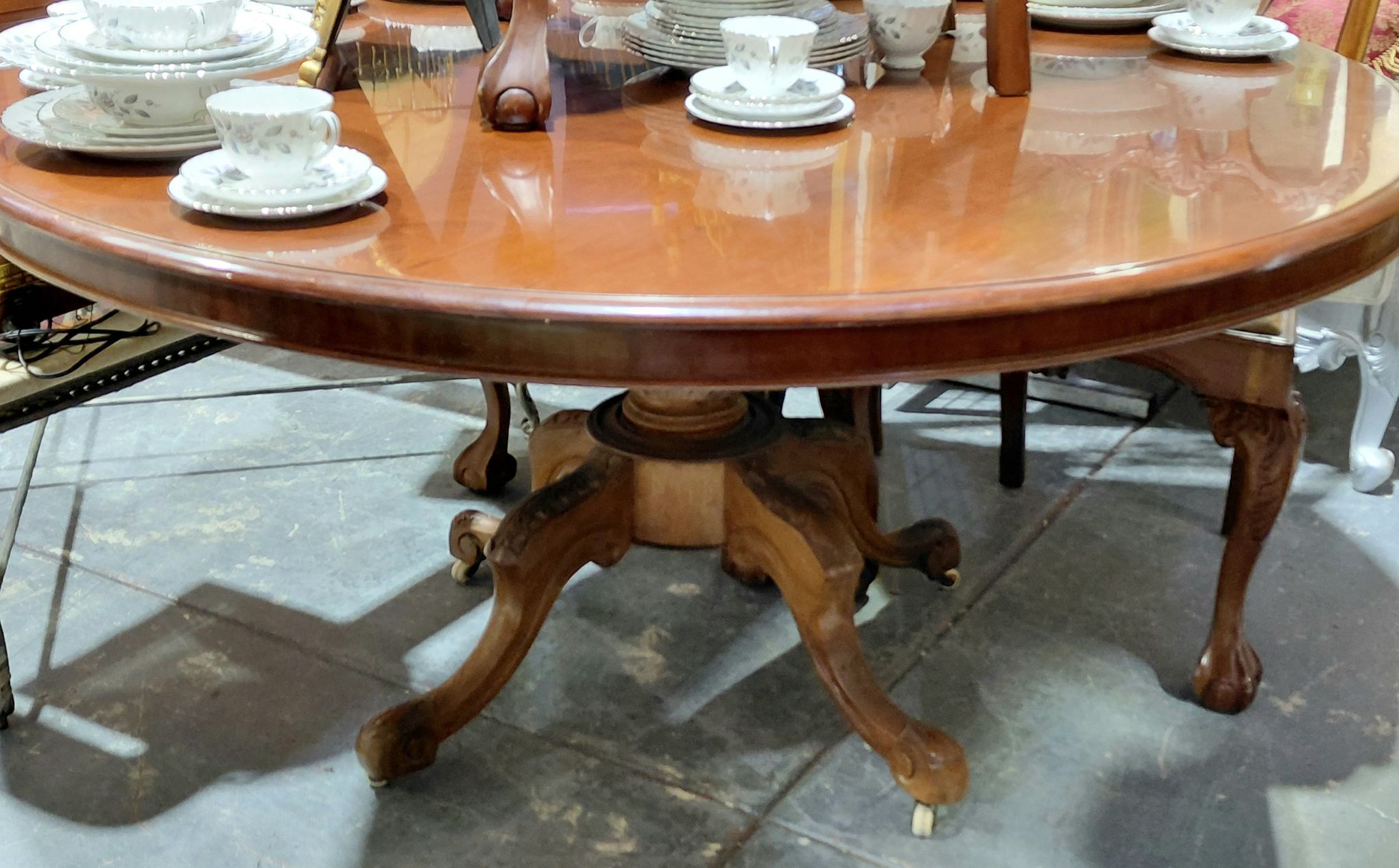 204 · MAHOGANY CIRCULAR DINING TABLE