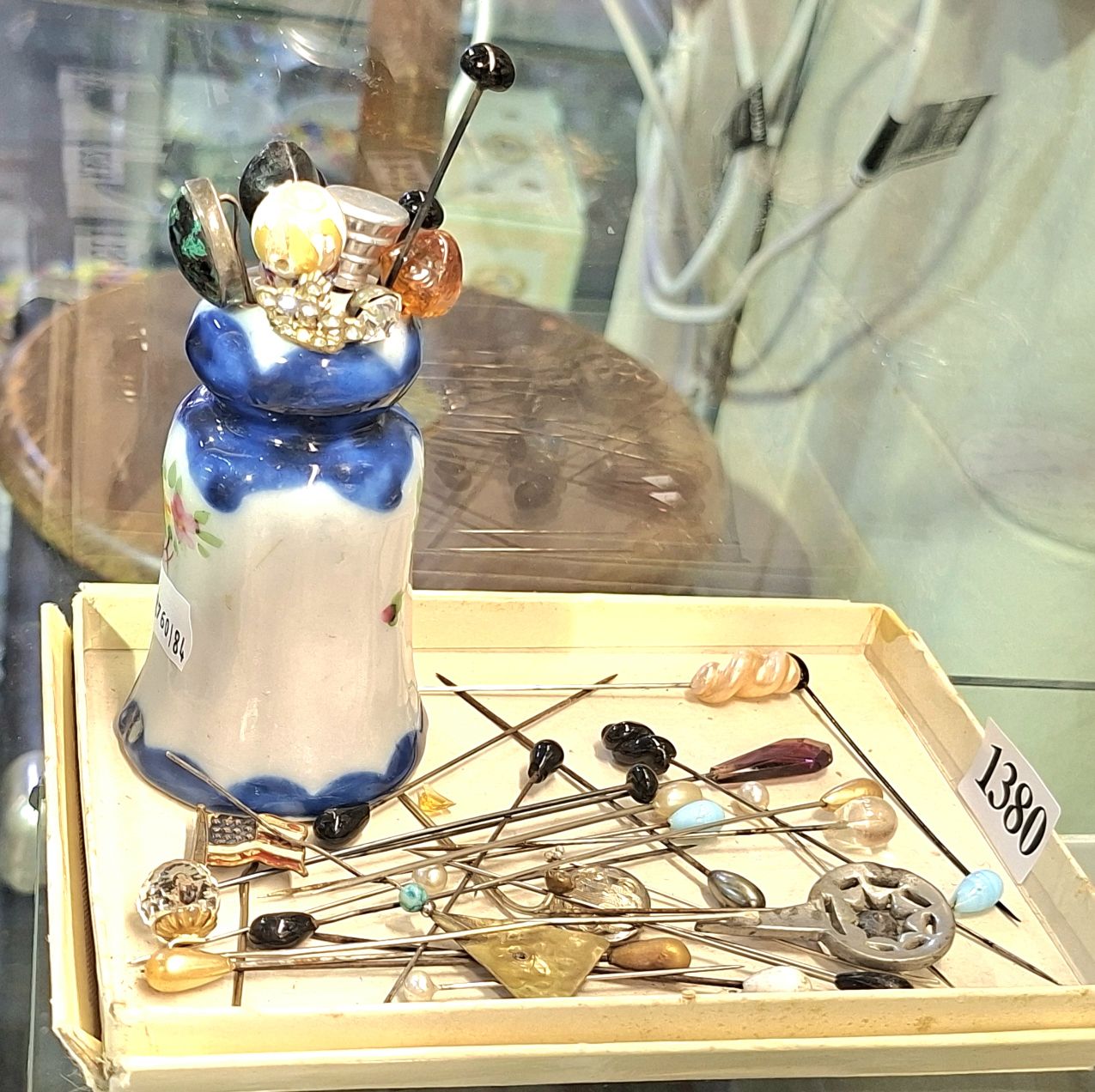 1380 · VINTAGE LADIES HAT PINS AND HOLDER