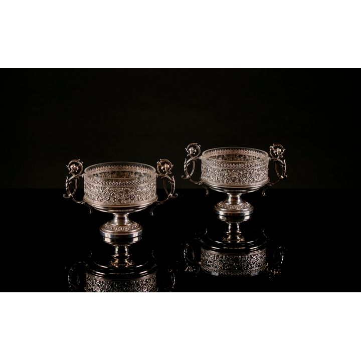 Deux petits présentoirs en argent ciselé. Intérieur d'une coupe en mi cristal