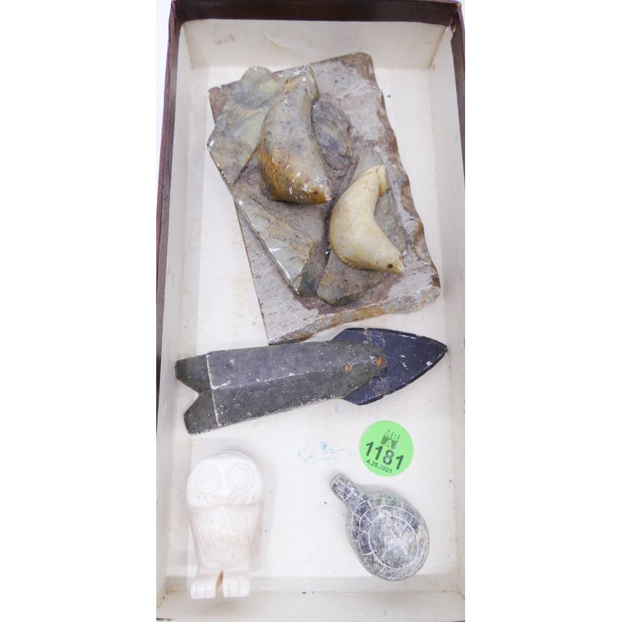 Box Alaskan Inuit Small Figures