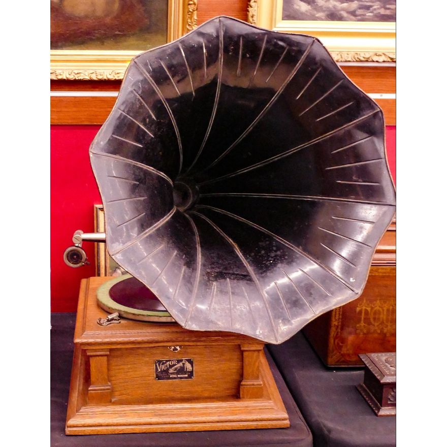 Antique Victor Oak Phonograph with Metal Horn- 30x22''