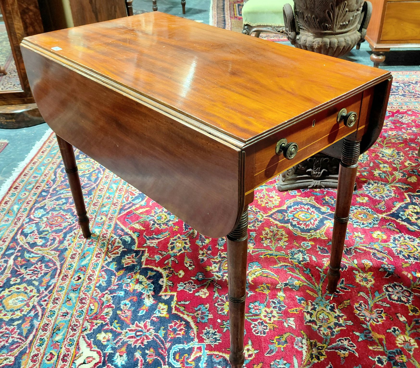 654 · PETIT PEMBROKE TABLE