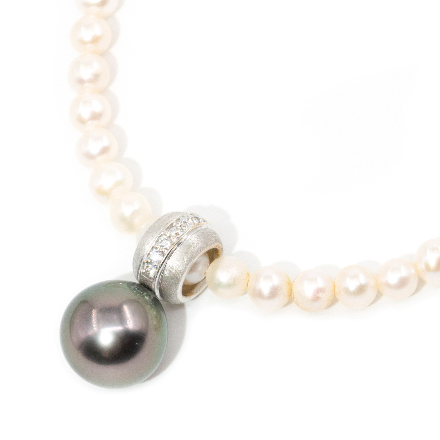 40 · Pearl Necklace and Tahitian Pearl Pendant