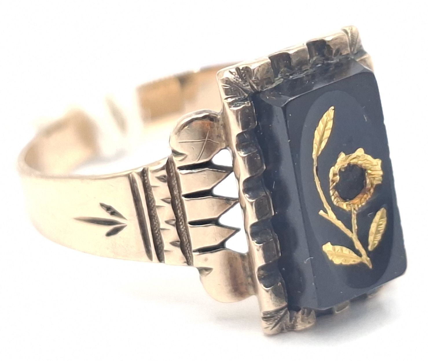 260 · ANTIQUE 9CT GOLD RING