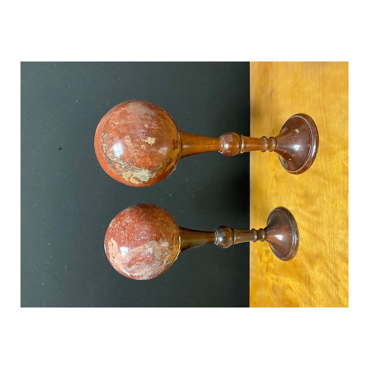Deux petites boules sphériques en marbre rouge du Languedoc