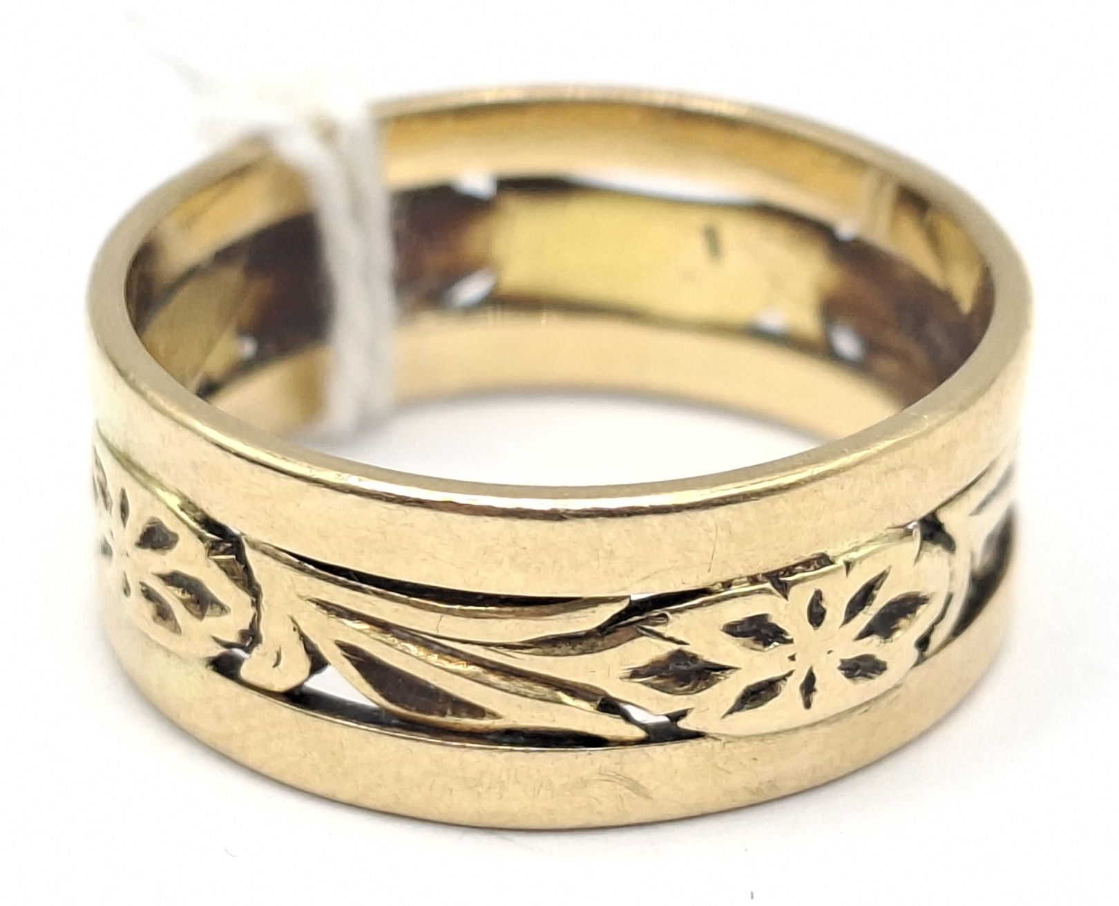 1122 · 18CT PIERCED DECORATED WEDDER