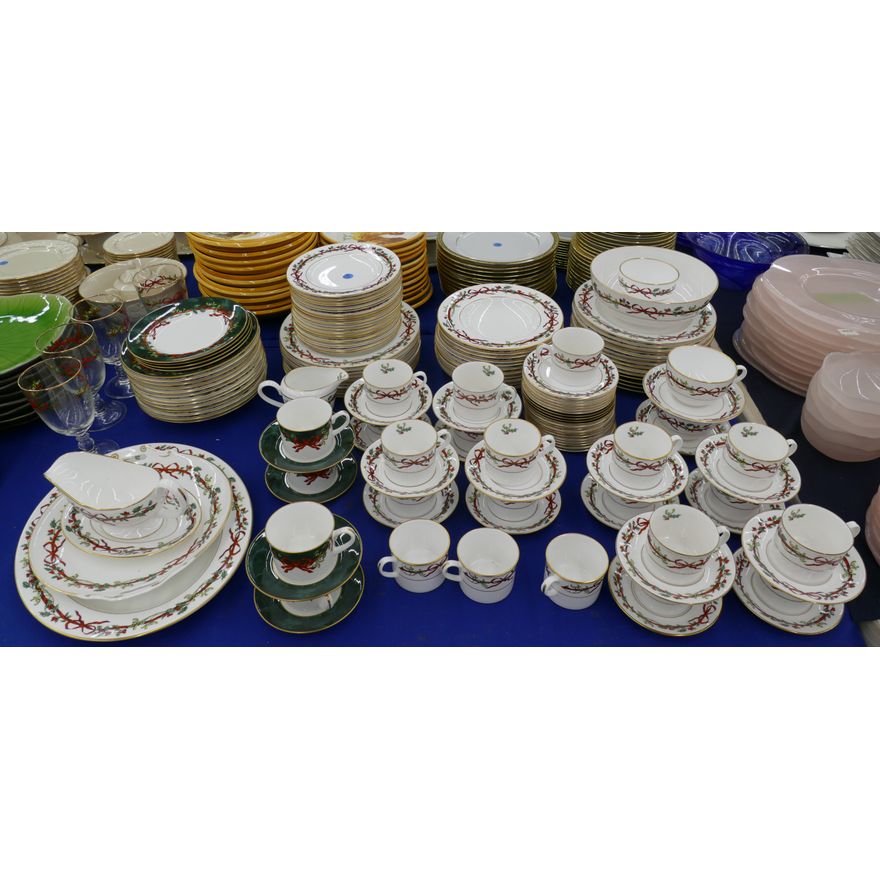 119pc Royal Worcester ''Holly Ribbons'' & ''Holly Ribbons Green'' Dinnerware