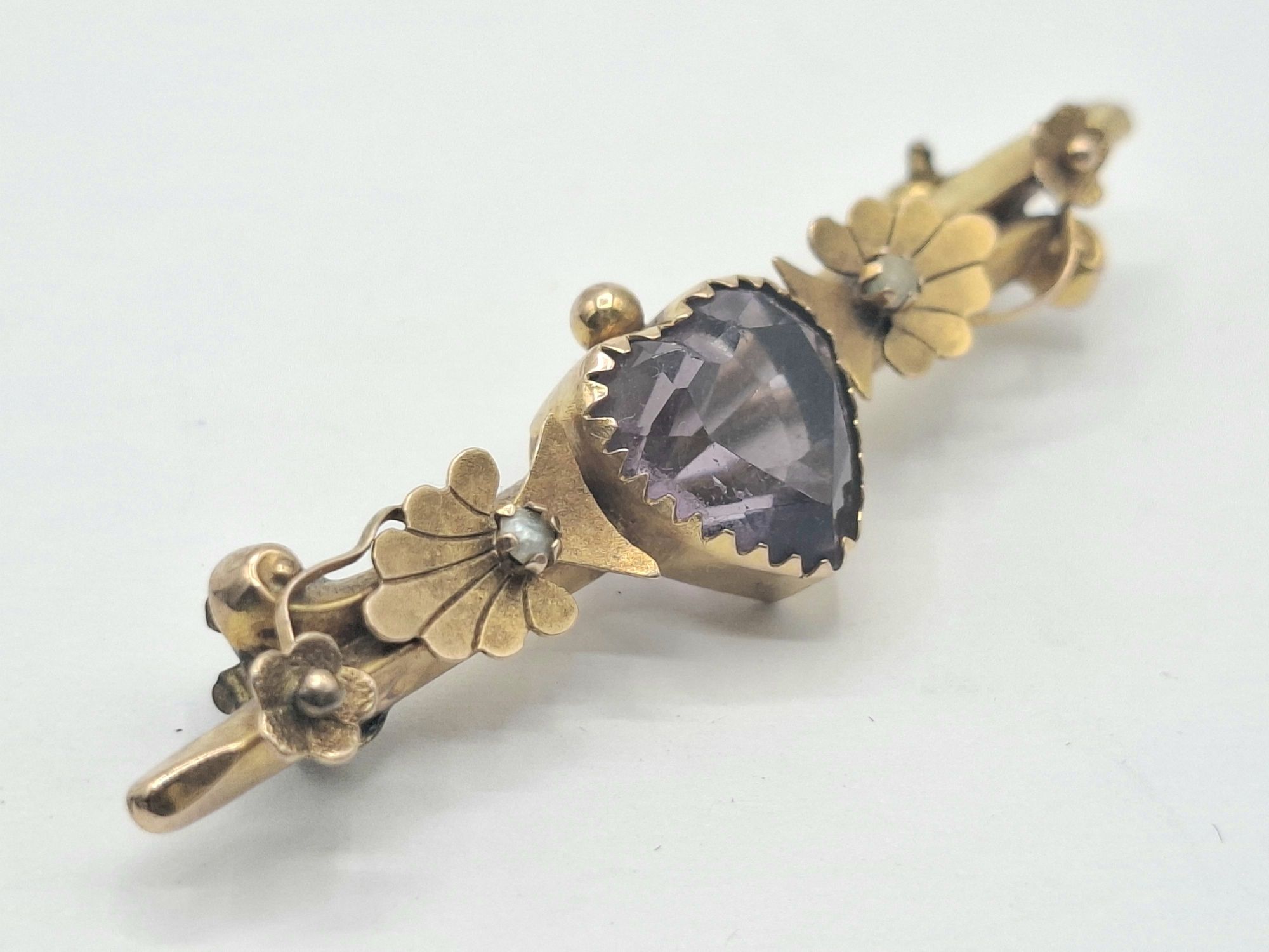 230 · VICTORIAN 9CT BAR BROOCH