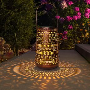 SOLAR LANTERN OUTDOOR WATERPROOF,HANGING SOLAR LIGHTS DECORATIVE RETRO METAL LANTERNS LIGHTS FOR GARDEN YARD BACKYARD PORCH TABLE