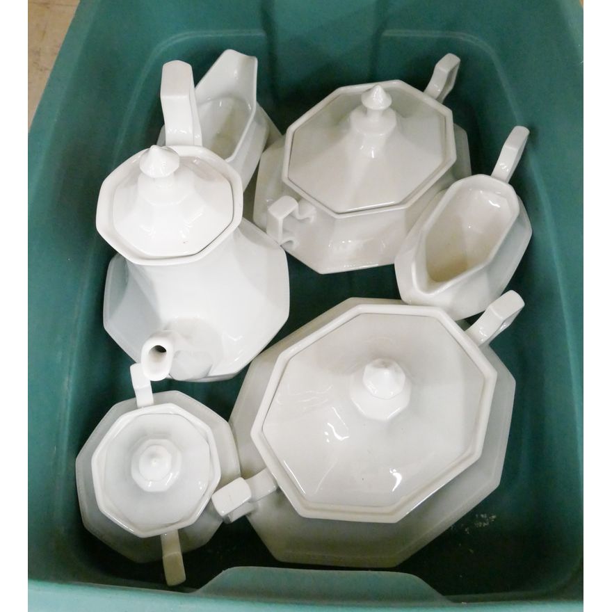 Tote Johnson Bros Made in England White Porcelain Teapot and Serving Pieces
