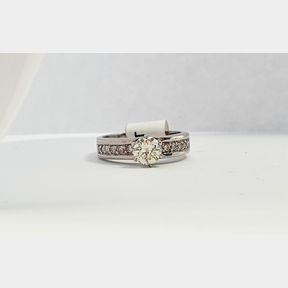 18CT WG RING .701CT R I1 .120CT SMALLS 4.48G - 51624/21