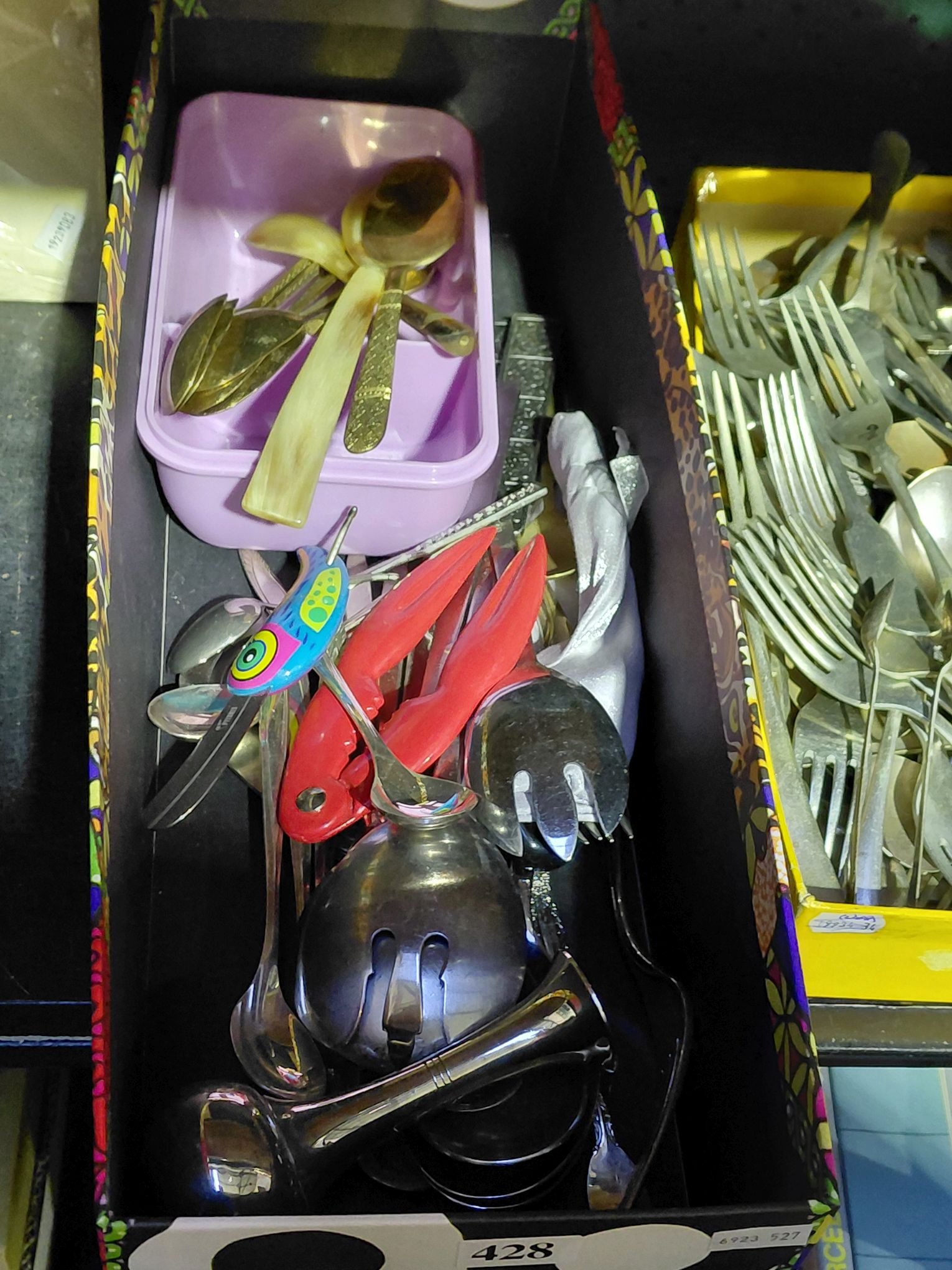 428 · CUTLERY AND CRAB CRACKERS