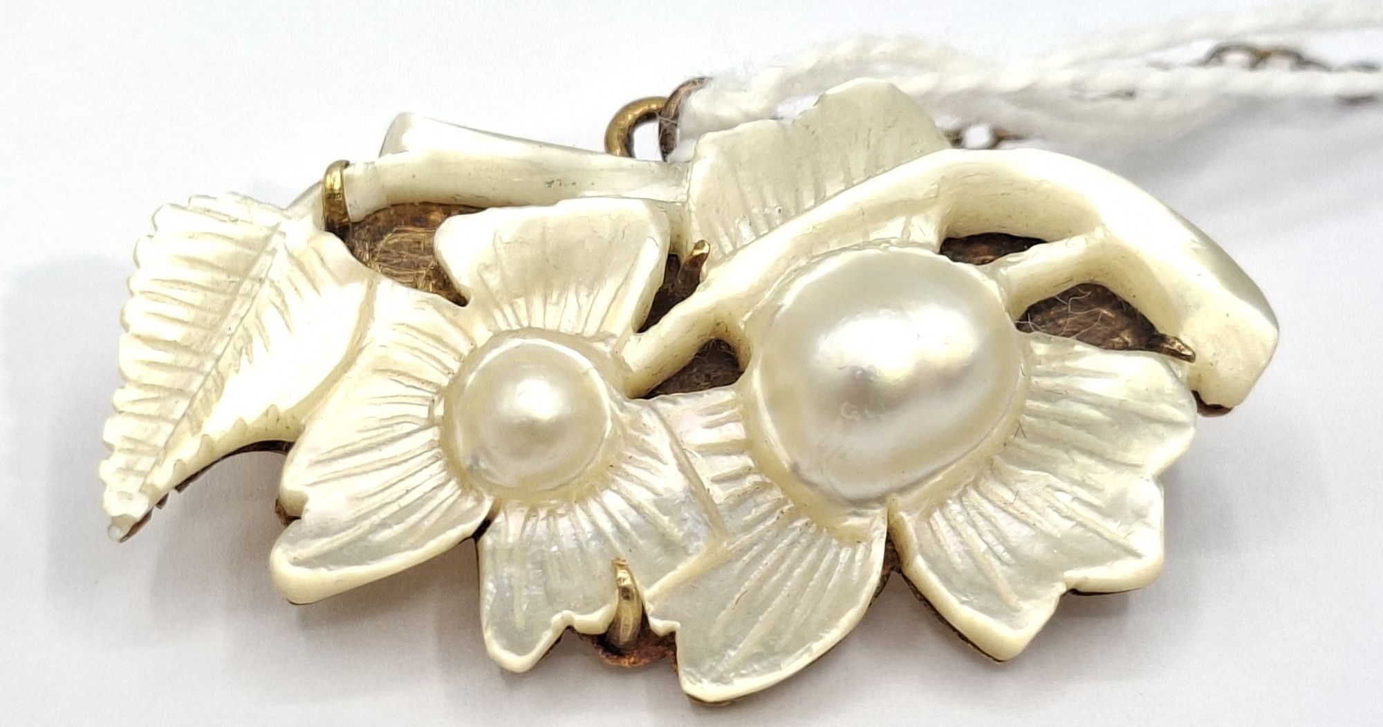245 · 18CT CARVED PEARL BROOCH
