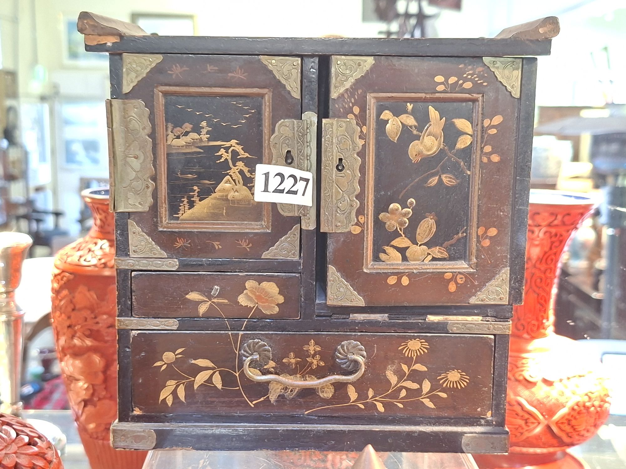 JAPANESE LACQUERED JEWELLERY CABINET