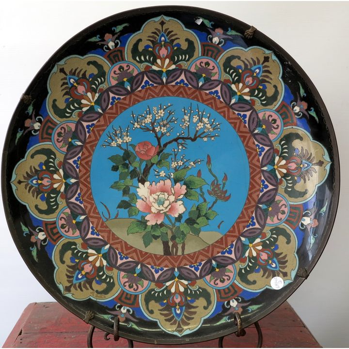 A LARGE 19TH CENTURY CHINESE CLOISONN� CHARGER.