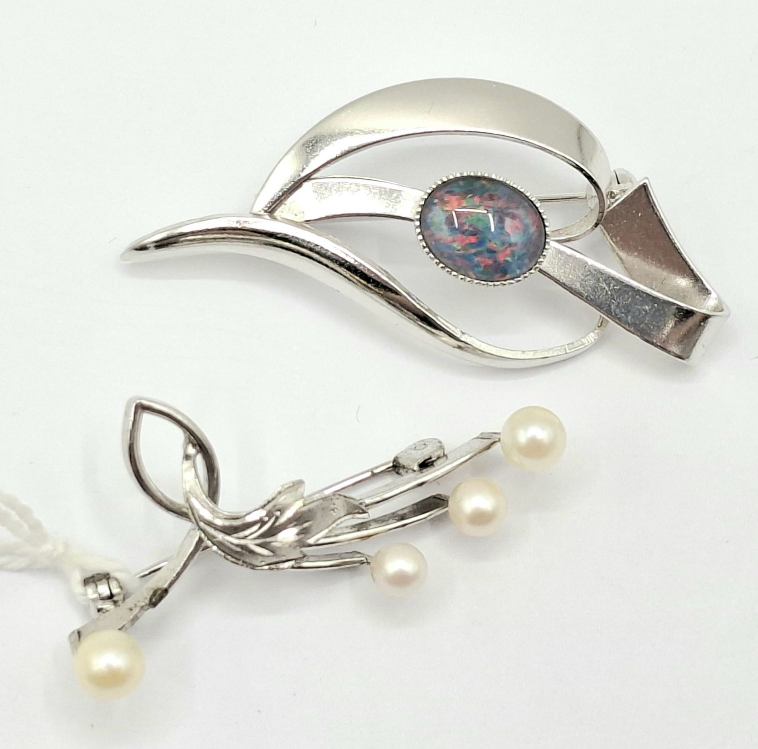1023 · VINTAGE BROOCHES