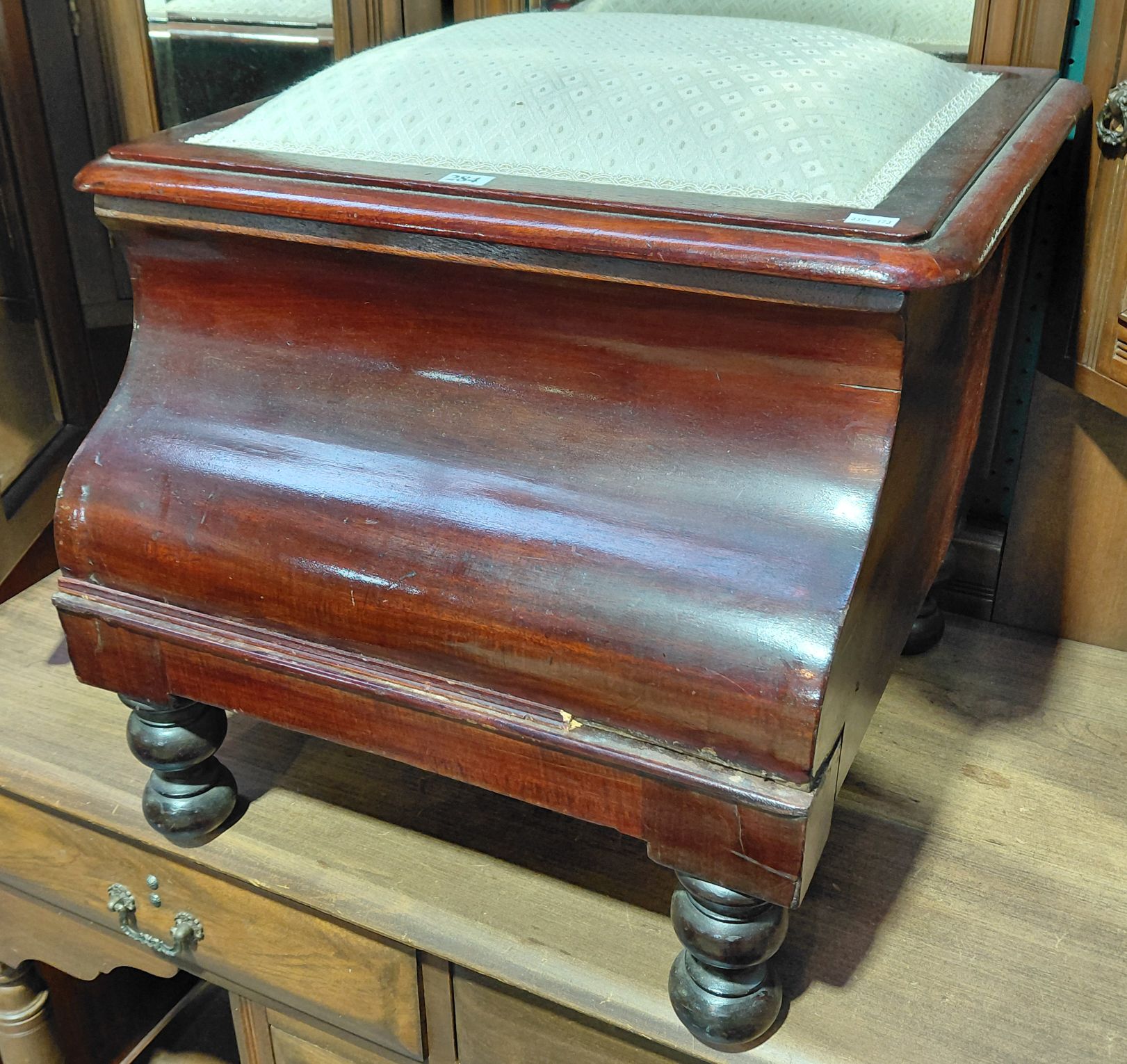284 · VICTORIAN MAHOGANY COMMODE