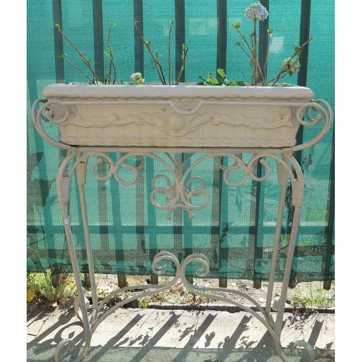 PLANTER ON METAL STAND