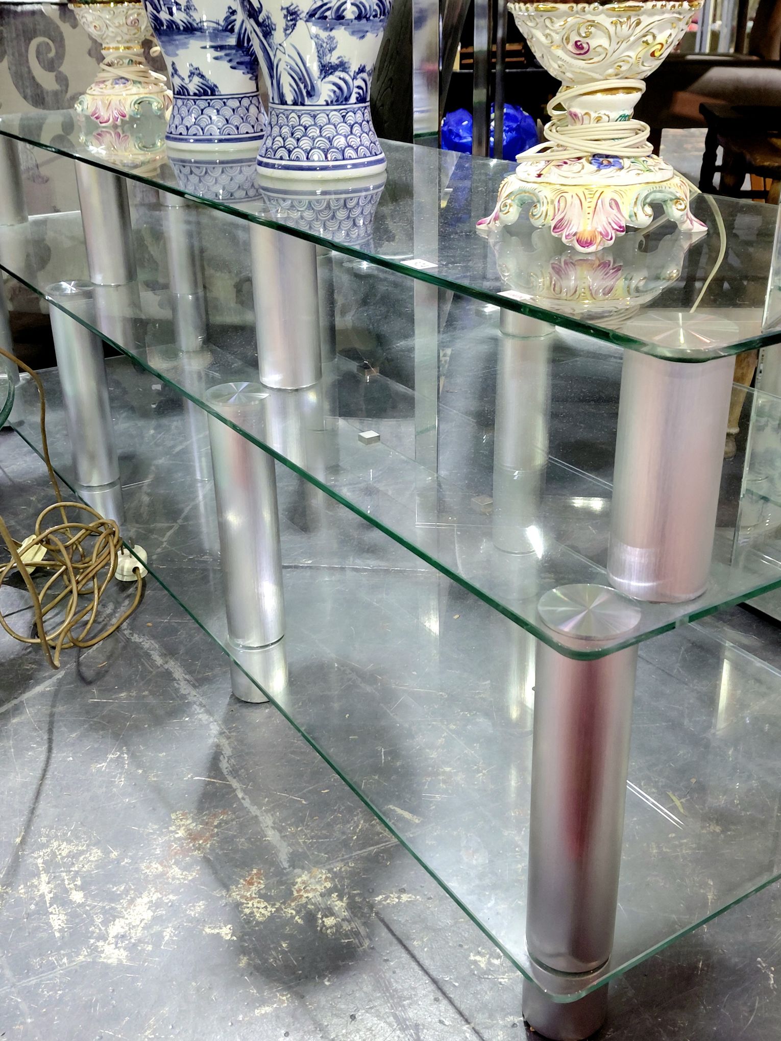 324 · MODERN LOWLINE ENTERTAINMENT UNIT