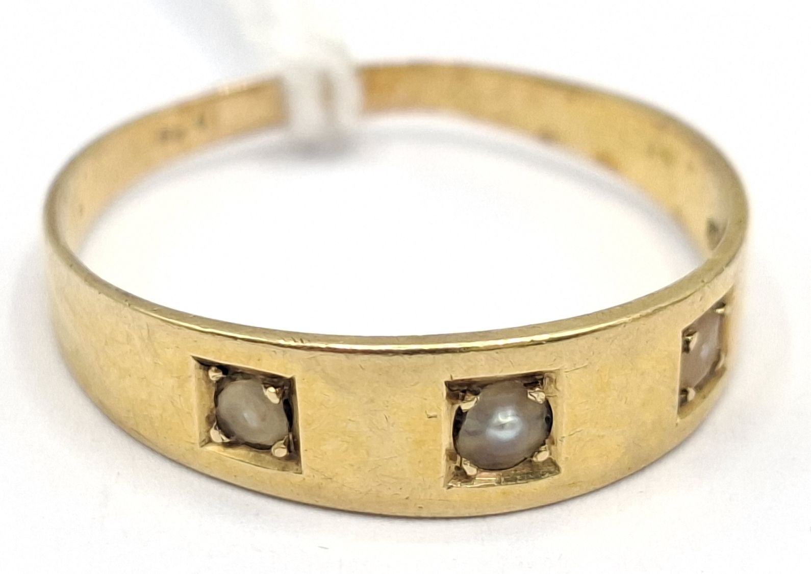 261 · ANTIQUE 18CT ROW RING
