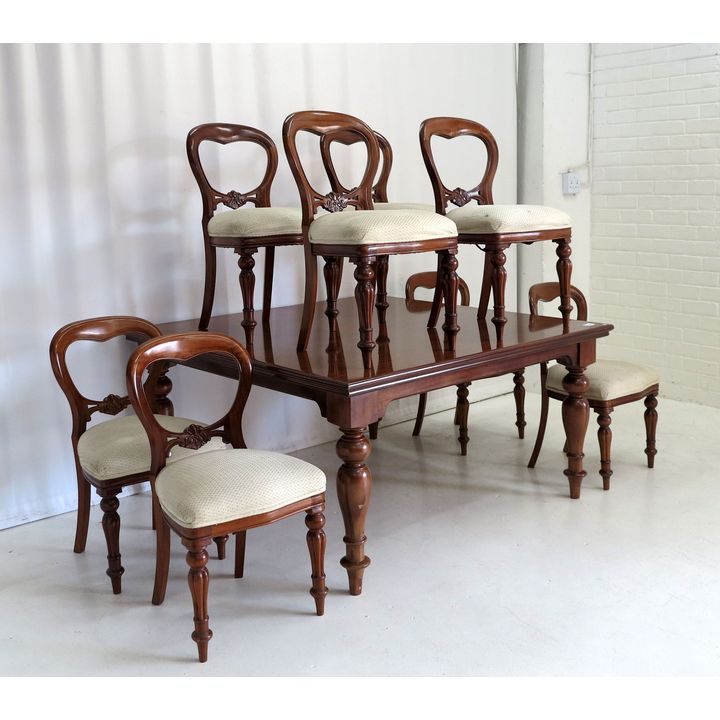 MAHOGANY DINING TABLE AND SET OF 8 DINING CHAIRS