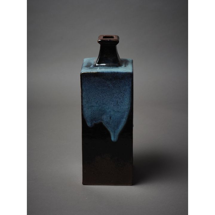 Len Castle - A very nice, large square sided bottle vase