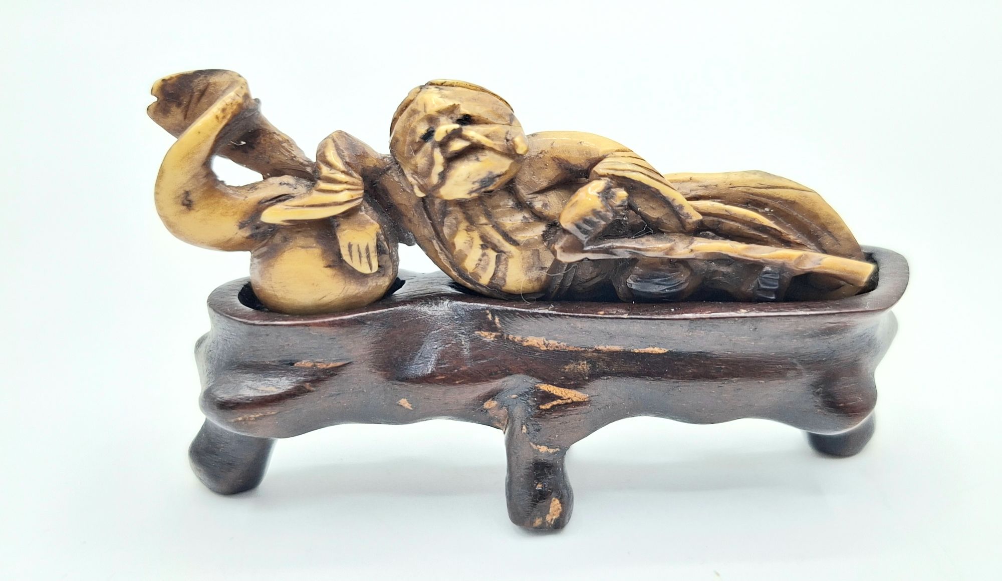 25 · JAPANESE CARVED IVORY FIGURE