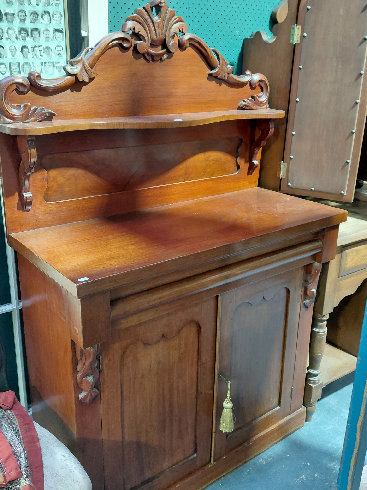 VICTORIAN PETIT CHIFFONIER